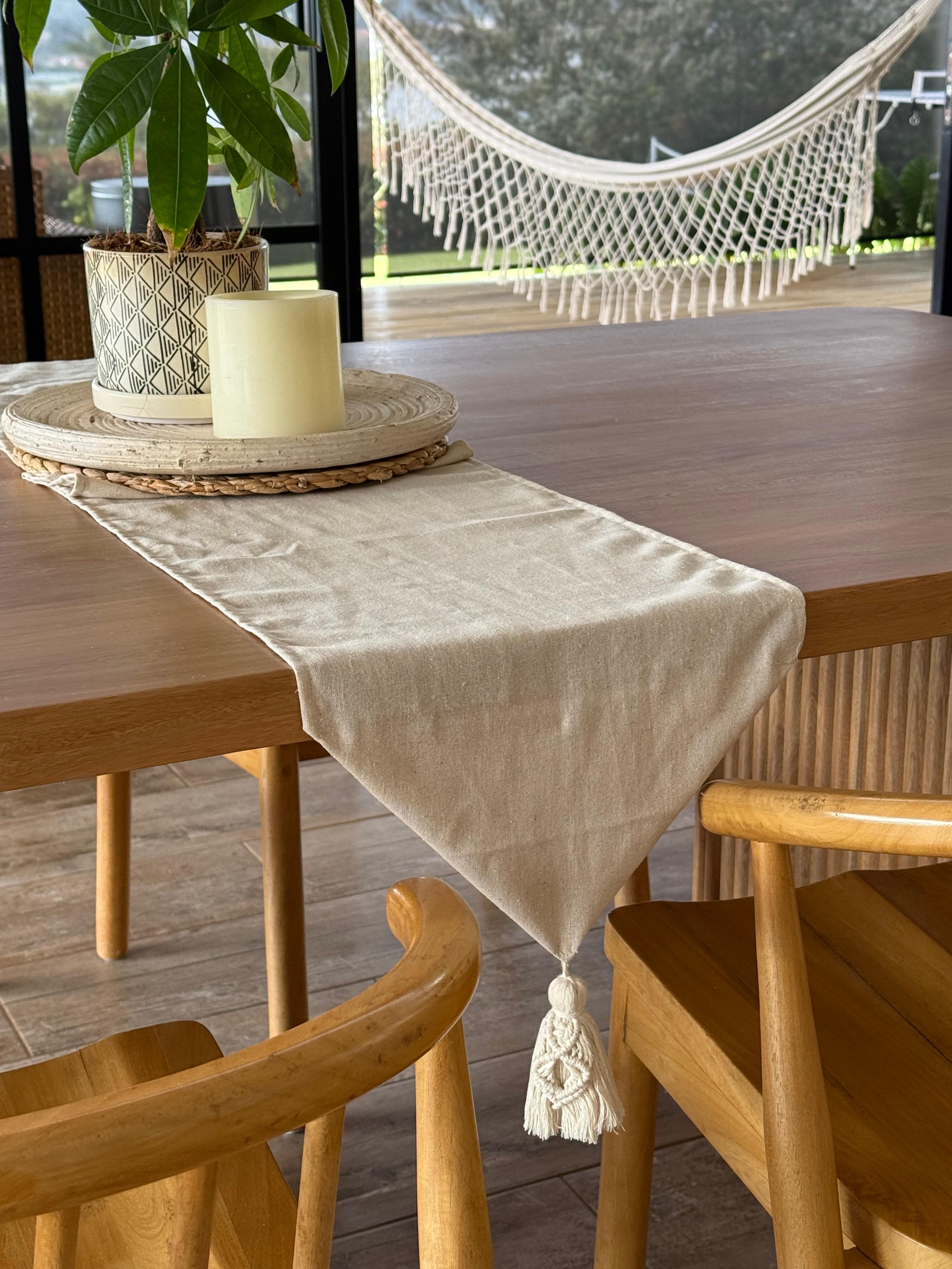 Camino de mesa borlas macrame.